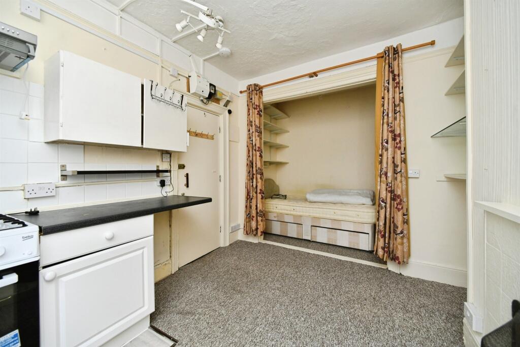 Bedsit 2 Image 1