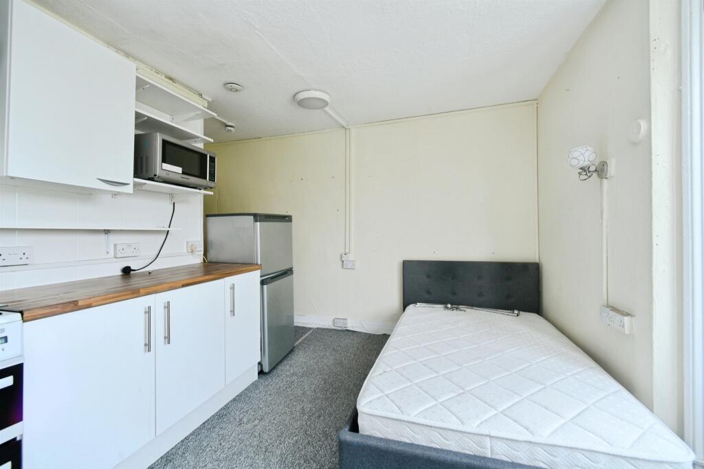 Bedsit 5 Image 2