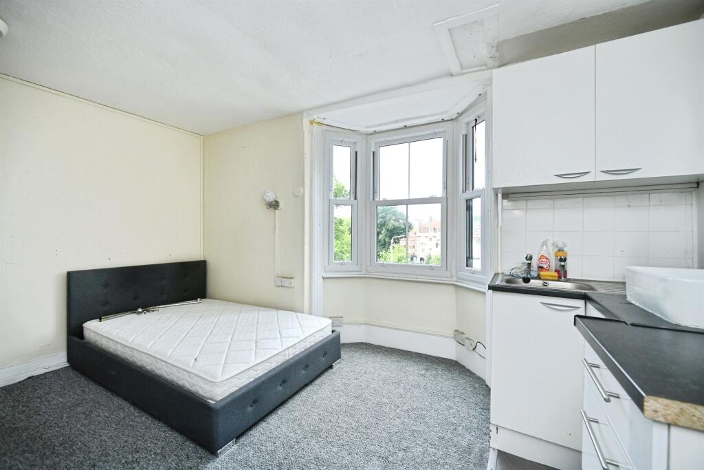 Bedsit 5 Image 1